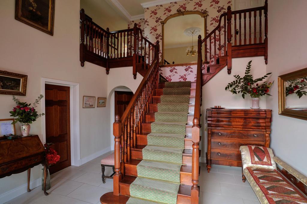 Pinewood Lodge Guest House Оума Екстериор снимка