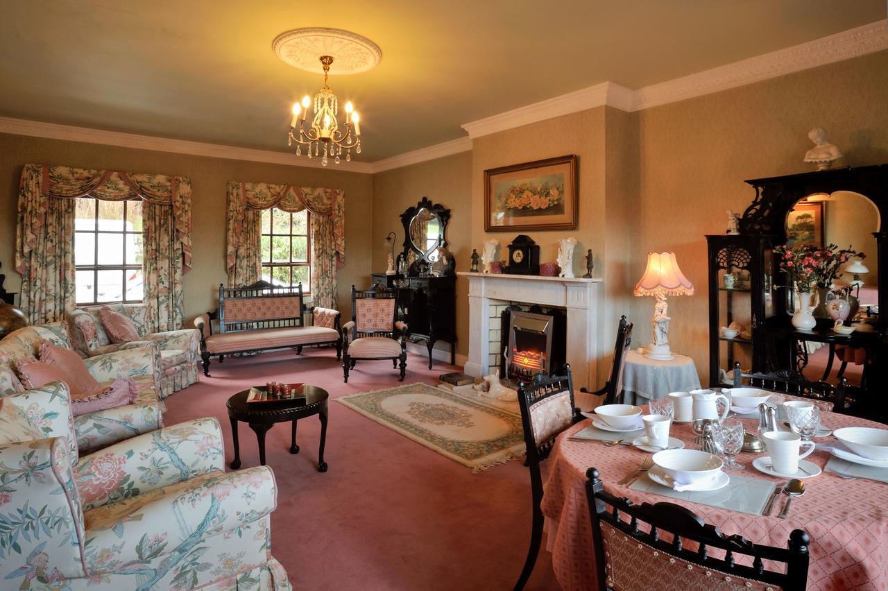 Pinewood Lodge Guest House Оума Екстериор снимка